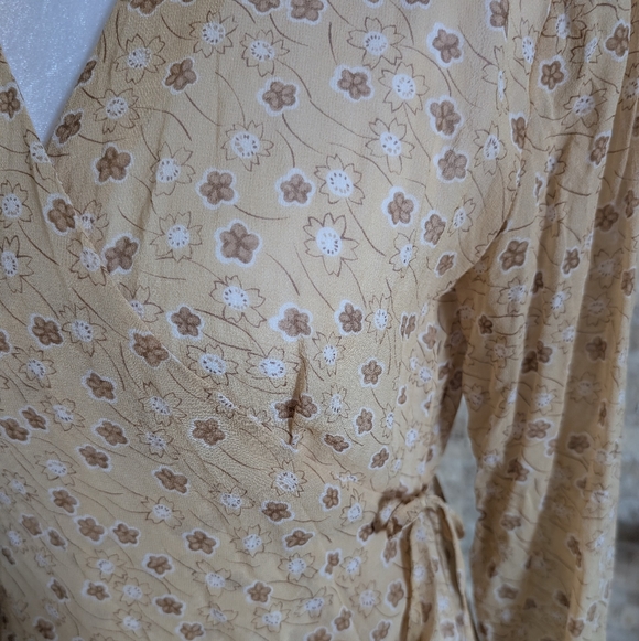 Ann Taylor LOFT 100% Silk Wrap Tie Shirt Floral Yellow Blouse Cottagecore Sz 4 - Picture 2 of 12